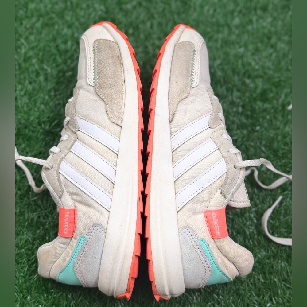 Adidas
(WMNS) adidas Retrorun 'White Signal Coral'‎ EH1858 Size 6.5
